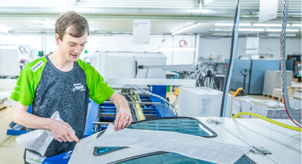 diepharmadrucker-mitarbeiter-beibackzettel-falzmaschine