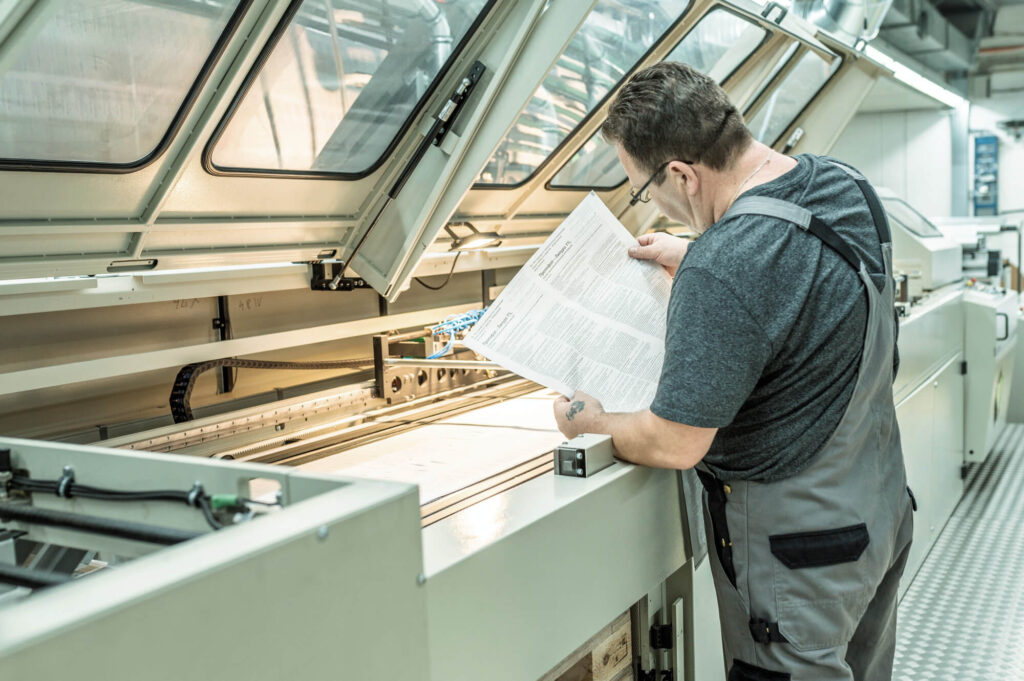 Vielfältige Prüfung im Produktionsprozess: neben der Sichtkontrolle wird jeder Beipackzettel an jeder Maschine via Kamera auf Vollständigkeit und Lesbarkeit überprüft
